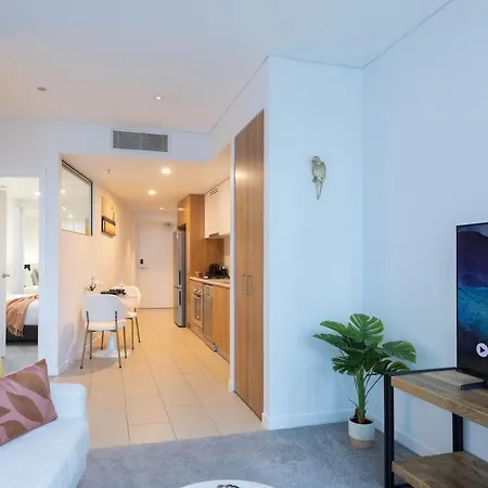 Stylish Skytower Cbd Getaway - Skyline Pool, Gym, Fast Wi-fi, River Walk, Botanical Gardens