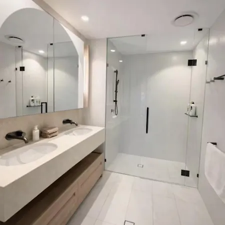 Crown's Jewel - Lv 53 Riverview Luxe On Qwr Apartment *