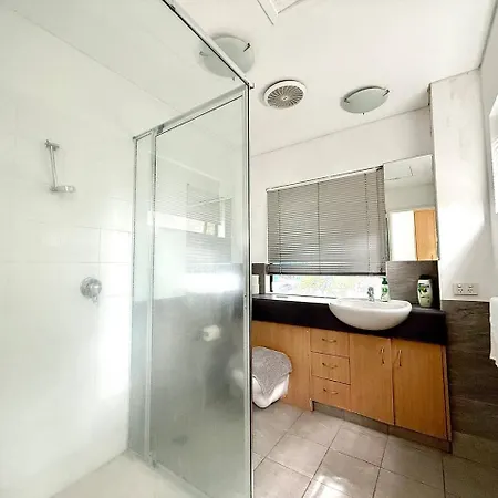 Apartment 5 Bedrooms, 10 Guests - Family & Group Getaway Brisbane
