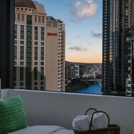 Inviting Family 2br | Cbd | Pool & Gym Brisbane