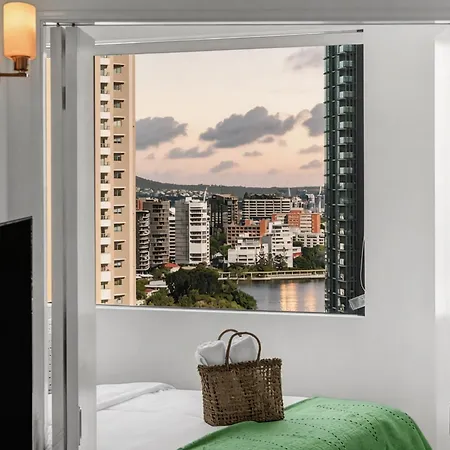 Inviting Family 2br | Cbd | Pool & Gym Apartment