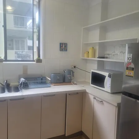 Breezy Entire 2 Bedroom Unit Floor Next To Uq * Brisbane