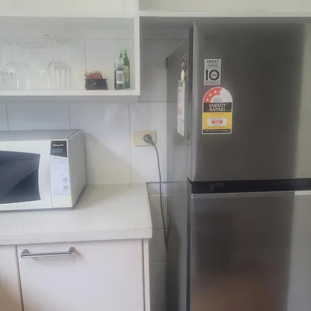 Breezy Entire 2 Bedroom Unit Floor Next To Uq *