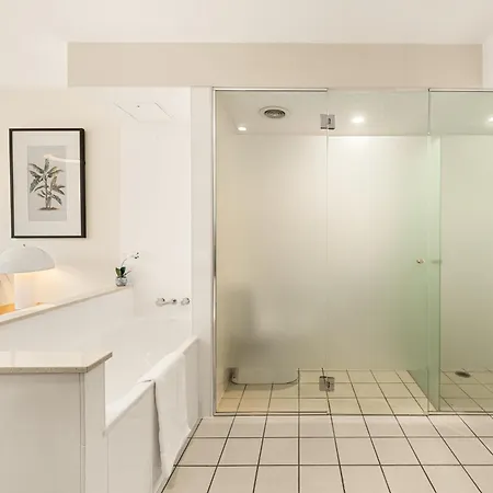 Riverside Living - Walk To Suncorp Stadium Apartment *