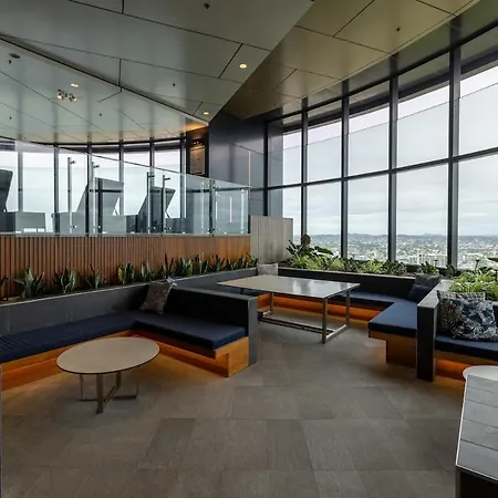 Stylish Skytower Cbd Getaway - Skyline Pool, Gym, Fast Wi-fi, River Walk, Botanical Gardens Apartment Brisbane