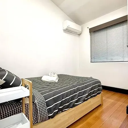 Apartment 5 Bedrooms, 10 Guests - Family & Group Getaway Brisbane