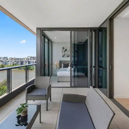 Modern 2br On Coronation Drive, Toowong * Brisbane