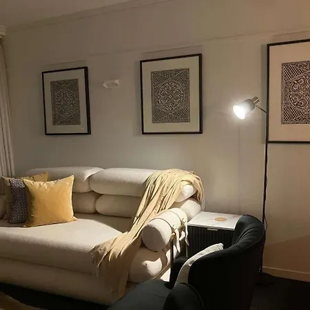 Spring Hill 2br, 2ba Retreat Sleeps 6 - Walk To Cbd With Pool, Free Parking, Balcony, Views, Fast Wi-fi & Gym Apartment Brisbane