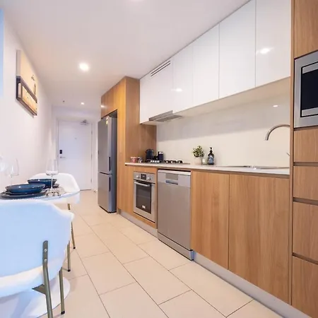 Stylish Skytower Cbd Getaway - Skyline Pool, Gym, Fast Wi-fi, River Walk, Botanical Gardens Brisbane