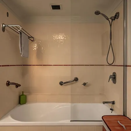 Inviting Family 2br | Cbd | Pool & Gym Apartment