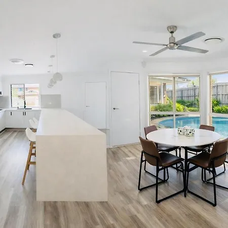 Full Ac 3br With Pool & 3 Parking Spot *