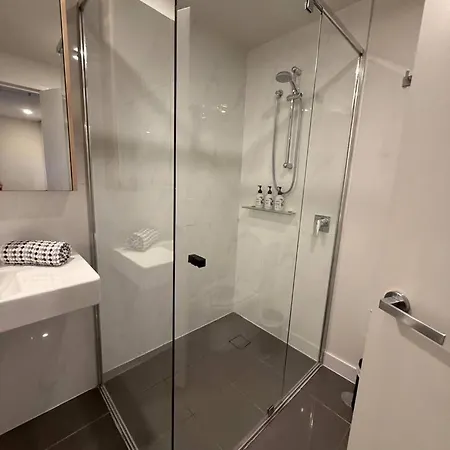 27fl River & Views + Balcony, Pool & Parking - Apartment