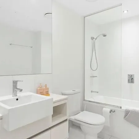 Apartment Skyline Escape - 3 Bedroom With River Views Brisbane