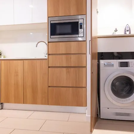 Stylish Skytower Cbd Getaway - Skyline Pool, Gym, Fast Wi-fi, River Walk, Botanical Gardens Apartment Brisbane