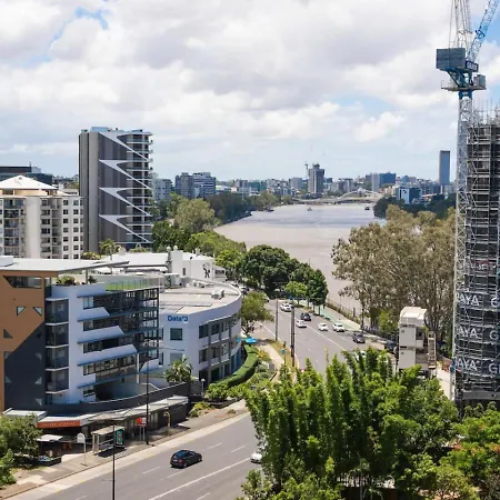 Modern 2br On Coronation Drive, Toowong Brisbane