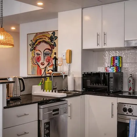 Inviting Family 2br | Cbd | Pool & Gym Brisbane