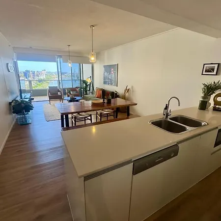 Skyline Escape - 3 Bedroom With River Views * Brisbane