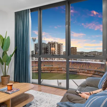 12th Floor Stadium View -2br-free Parking-cbd Apartment *