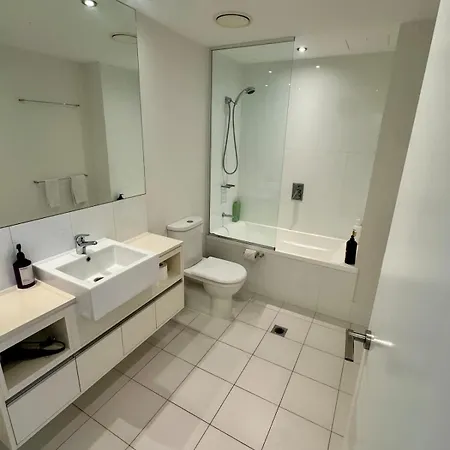 Skyline Escape - 3 Bedroom With River Views Apartment