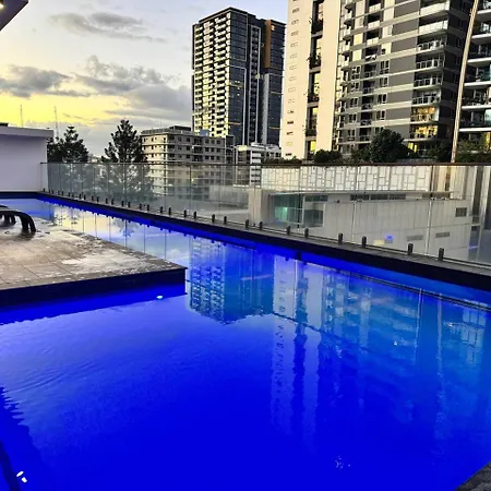 Apartment 27fl River & Views + Balcony, Pool & Parking -