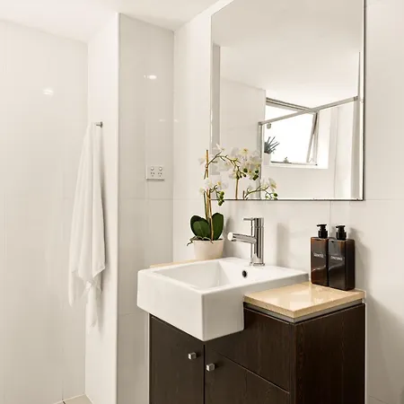 Riverside Living - Walk To Suncorp Stadium Apartment *