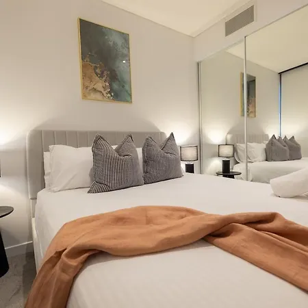 Stylish Skytower Cbd Getaway - Skyline Pool, Gym, Fast Wi-fi, River Walk, Botanical Gardens