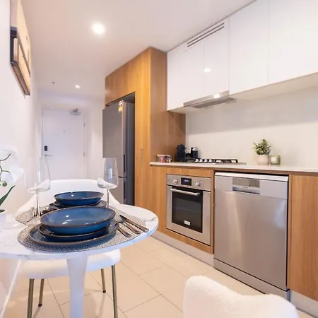 Stylish Skytower Cbd Getaway - Skyline Pool, Gym, Fast Wi-fi, River Walk, Botanical Gardens * Brisbane