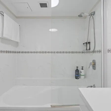Story Bridge River Views, Pool, Sauna And Parking Apartment