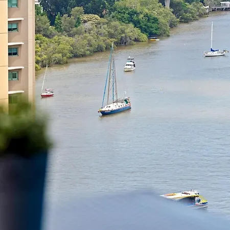 Story Bridge River Views, Pool, Sauna And Parking Apartment