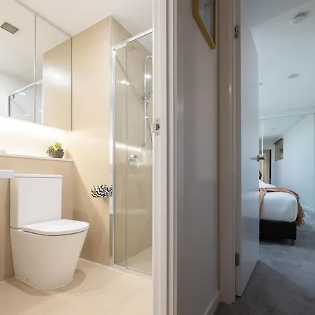 Stylish Skytower Cbd Getaway - Skyline Pool, Gym, Fast Wi-fi, River Walk, Botanical Gardens