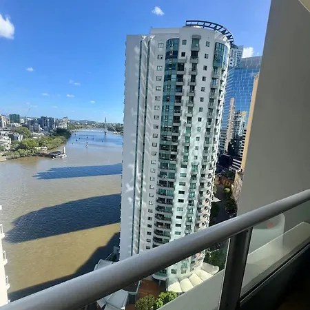 Skyline Escape - 3 Bedroom With River Views Apartment Brisbane