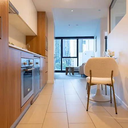 Stylish Skytower Cbd Getaway - Skyline Pool, Gym, Fast Wi-fi, River Walk, Botanical Gardens *