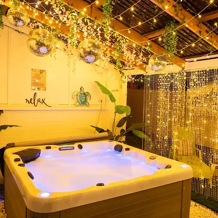Hot Tub, Ice Bath, Gym, Sauna, Pool Table Coorparoo Haven Homestay