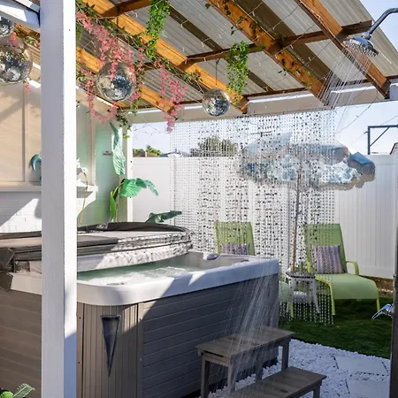 Hot Tub, Ice Bath, Gym, Sauna, Pool Table Coorparoo Haven Homestay Brisbane