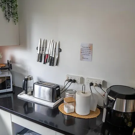 Hot Tub, Ice Bath, Gym, Sauna, Pool Table Coorparoo Haven
