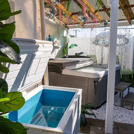 Hot Tub, Ice Bath, Gym, Sauna, Pool Table Coorparoo Haven *