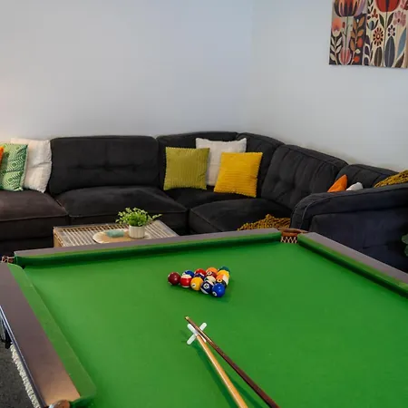 Hot Tub, Ice Bath, Gym, Sauna, Pool Table Coorparoo Haven