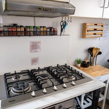 Hot Tub, Ice Bath, Gym, Sauna, Pool Table Coorparoo Haven Homestay