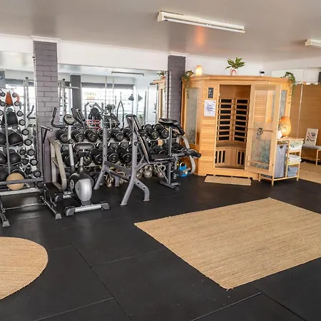 Homestay Hot Tub, Ice Bath, Gym, Sauna, Pool Table Coorparoo Haven Brisbane