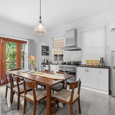 Elegant Dual-level Near Cafes, Parks & River Holiday home Brisbane