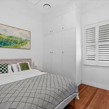 Elegant Dual-level Near Cafes, Parks & River Brisbane