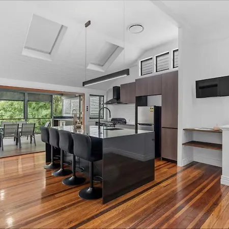 Elegant Dual-level Near Cafes, Parks & River Holiday home Brisbane