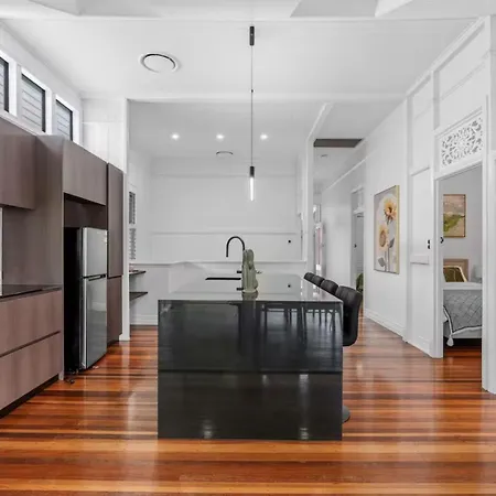 Elegant Dual-level Near Cafes, Parks & River Holiday home