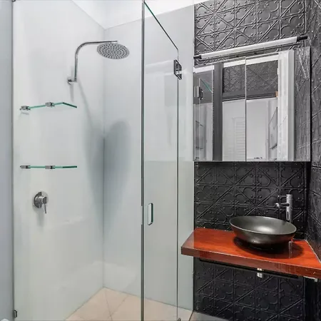 Elegant Dual-level Near Cafes, Parks & River * Brisbane