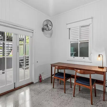 Elegant Dual-level Near Cafes, Parks & River Brisbane