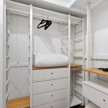Elegant Dual-level Near Cafes, Parks & River Brisbane