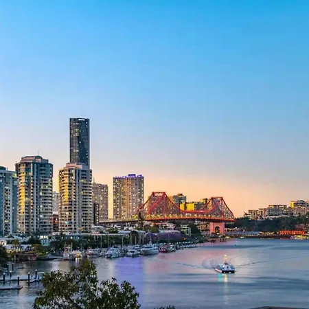 Elegant Dual-level Near Cafes, Parks & River Brisbane