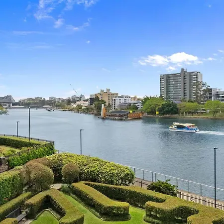Elegant Dual-level Near Cafes, Parks & River * Brisbane