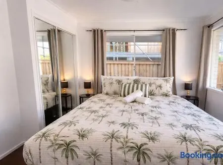 Holiday home 2br Chic Urban Escape In Norman Park Near Bne With Parking *