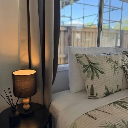 Holiday home 2br Chic Urban Escape In Norman Park Near Bne With Parking *